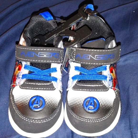 Super Hero Marvel Avengers Light Up Shoes Size 8 NWT - Picture 6 of 8